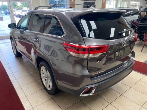 Used 2019 Toyota Highlander Limited FWD image 3