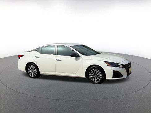 Used 2025 Nissan Altima 2.5 SV FWD image 2