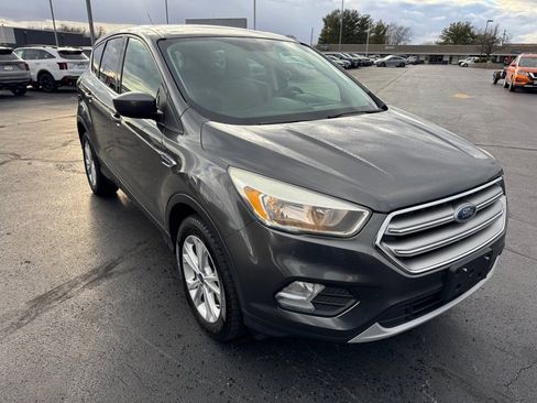 Used 2017 Ford Escape SE image 3