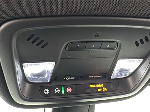 Used 2023 Chevrolet Traverse LT image 32