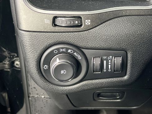 Used 2022 Jeep Cherokee Trailhawk image 10