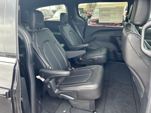 New 2026 Chrysler Pacifica Select image 25