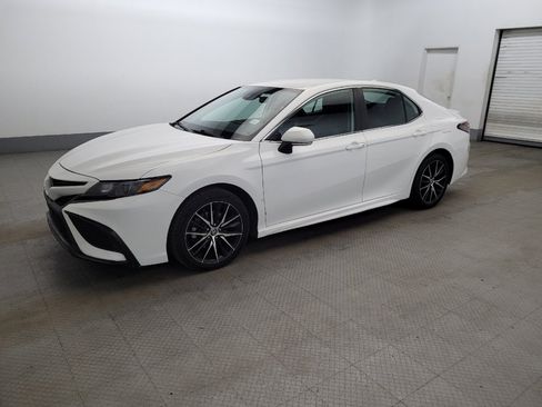 Used 2022 Toyota Camry SE image 2