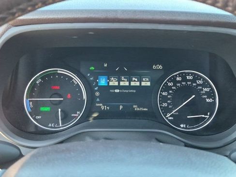 Used 2023 Toyota Sienna Platinum AWD/4WD image 11