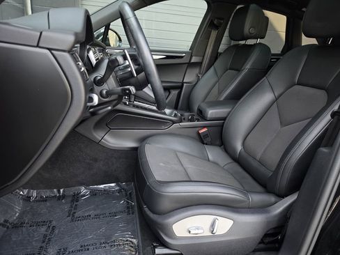 Certified 2023 Porsche Macan image 12