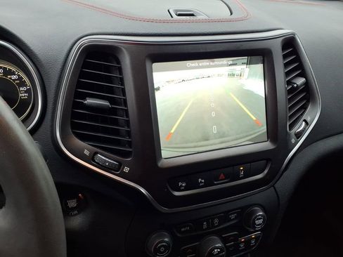 Used 2021 Jeep Cherokee Trailhawk w/ Technology Group AWD/4WD image 17