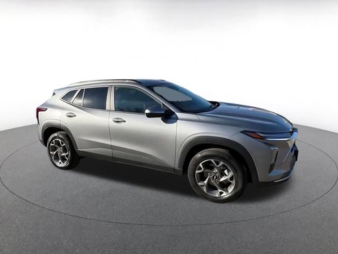 Used 2025 Chevrolet Trax LT image 2