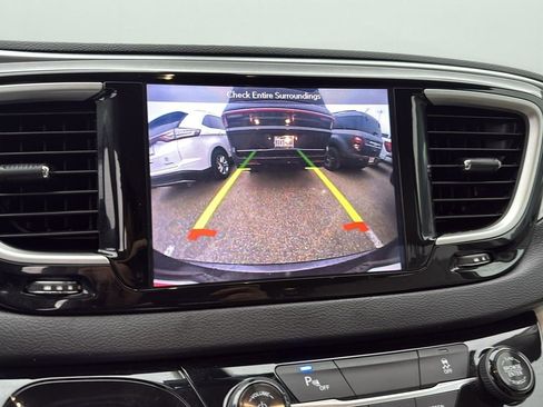 Used 2018 Chrysler Pacifica Touring Plus image 19