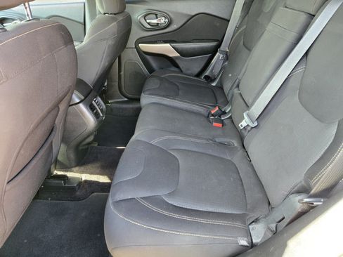 Used 2017 Jeep Cherokee Latitude FWD image 8