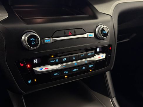 Used 2020 Ford Explorer XLT w/ Comfort Package image 28