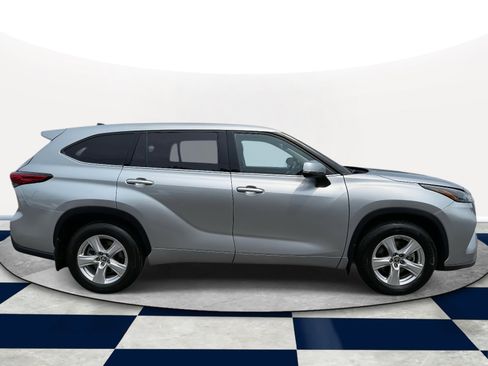 Used 2022 Toyota Highlander LE image 4