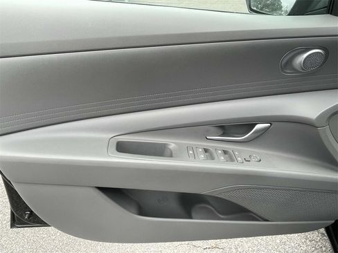 Used 2022 Hyundai Elantra SE image 15