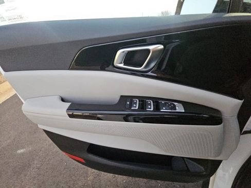 Used 2023 Kia Carnival EX image 29