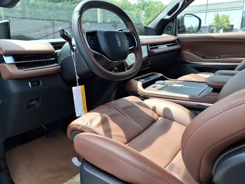 New 2026 Lincoln Navigator Reserve AWD/4WD image 14