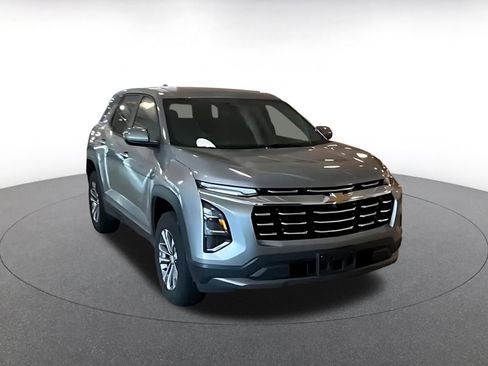 Used 2025 Chevrolet Equinox LT FWD image 3