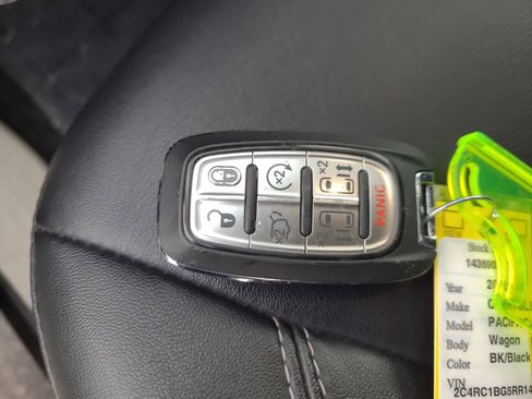 Certified 2024 Chrysler Pacifica Touring-L image 28