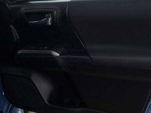 Used 2019 Toyota Tacoma TRD Sport image 9