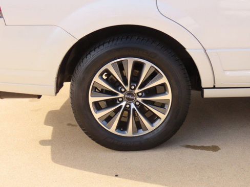 Used 2015 Lincoln Navigator image 8