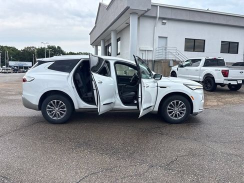 Used 2023 Buick Enclave Essence w/ Trailering Package, 5000 lbs. FWD image 8