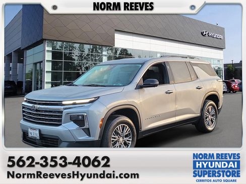 Used 2024 Chevrolet Traverse LT image 1