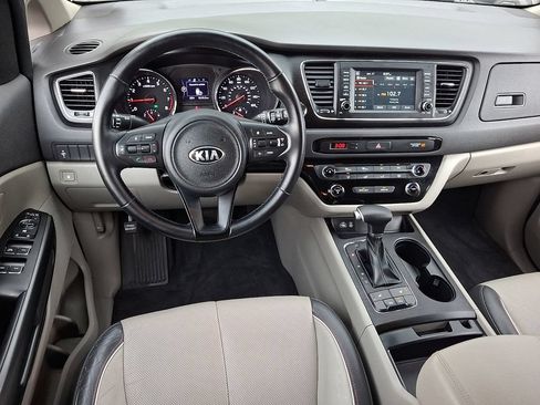 Used 2018 Kia Sedona LX w/ LX Essentials Premium Package FWD image 11