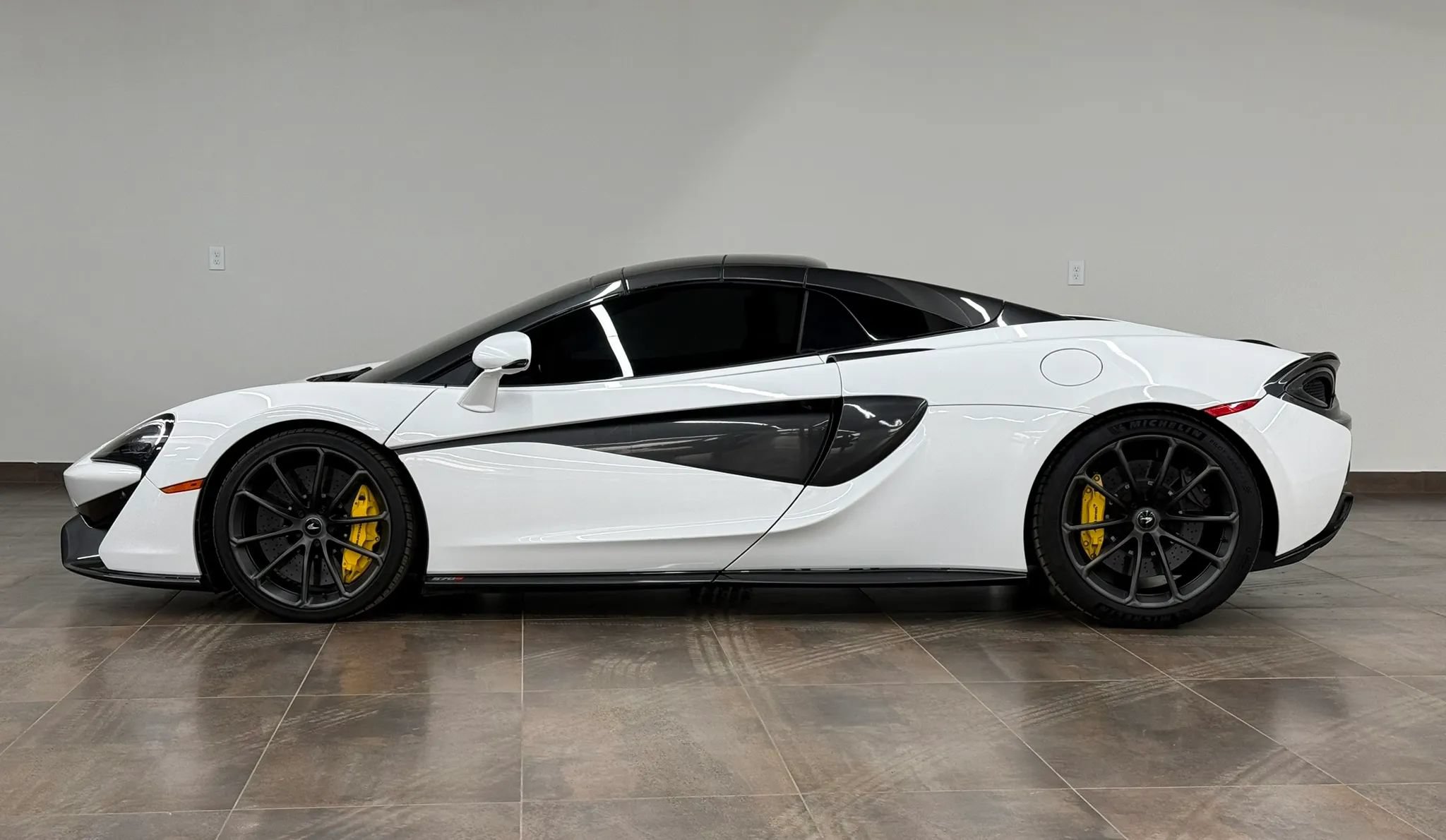 Used 2019 McLaren 570S Spider RWD image 4