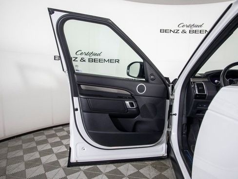 Used 2020 Land Rover Discovery HSE image 15