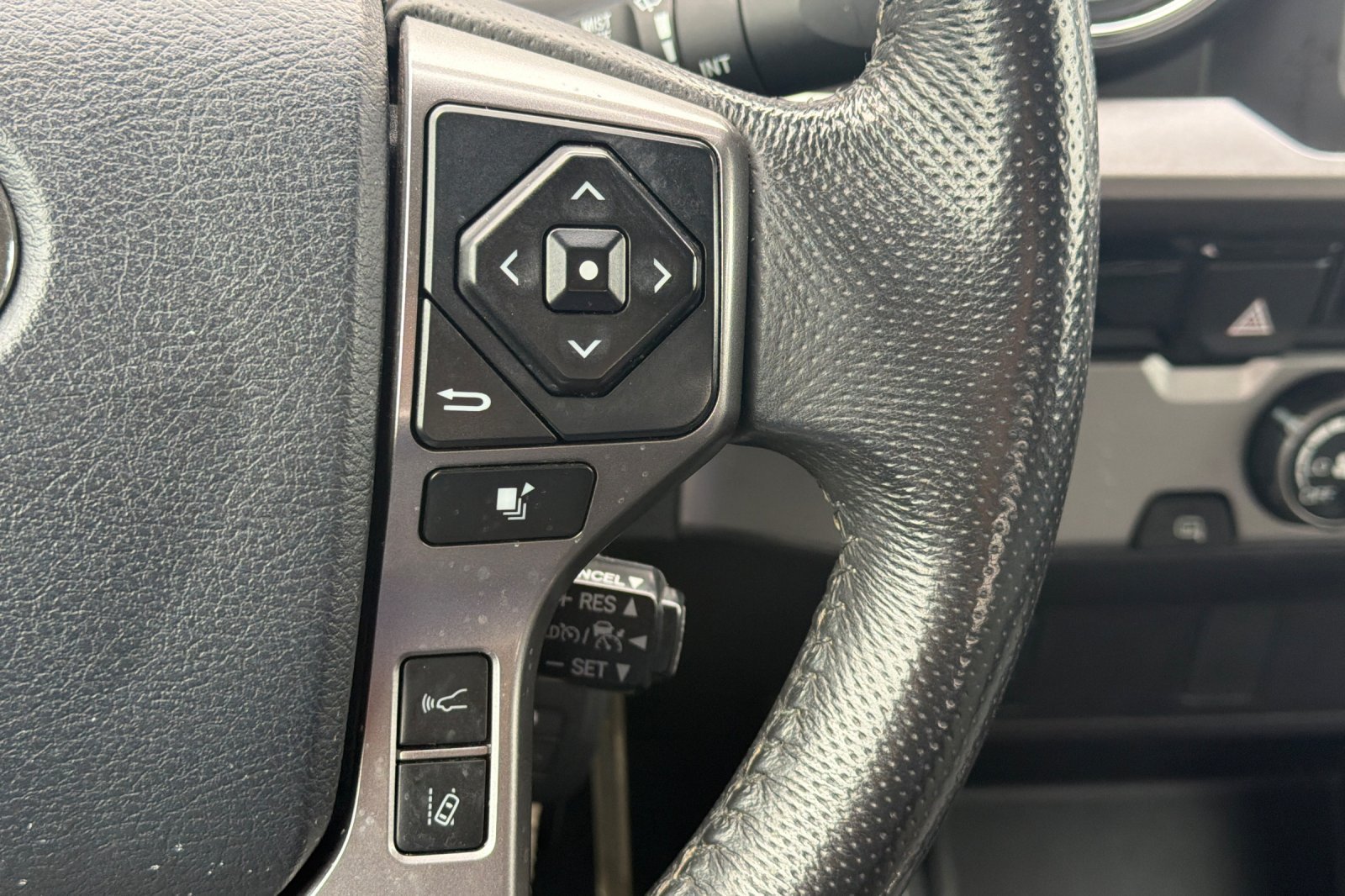 Used 2018 Toyota Tacoma SR5 RWD image 29