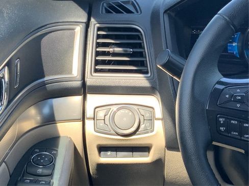 Used 2018 Ford Explorer XLT w/ Equipment Group 201A AWD/4WD image 19