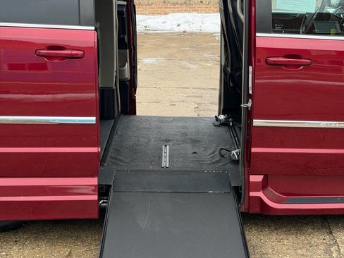 Used 2014 Chrysler Town & Country Touring image 11