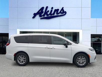 New 2026 Chrysler Pacifica Select