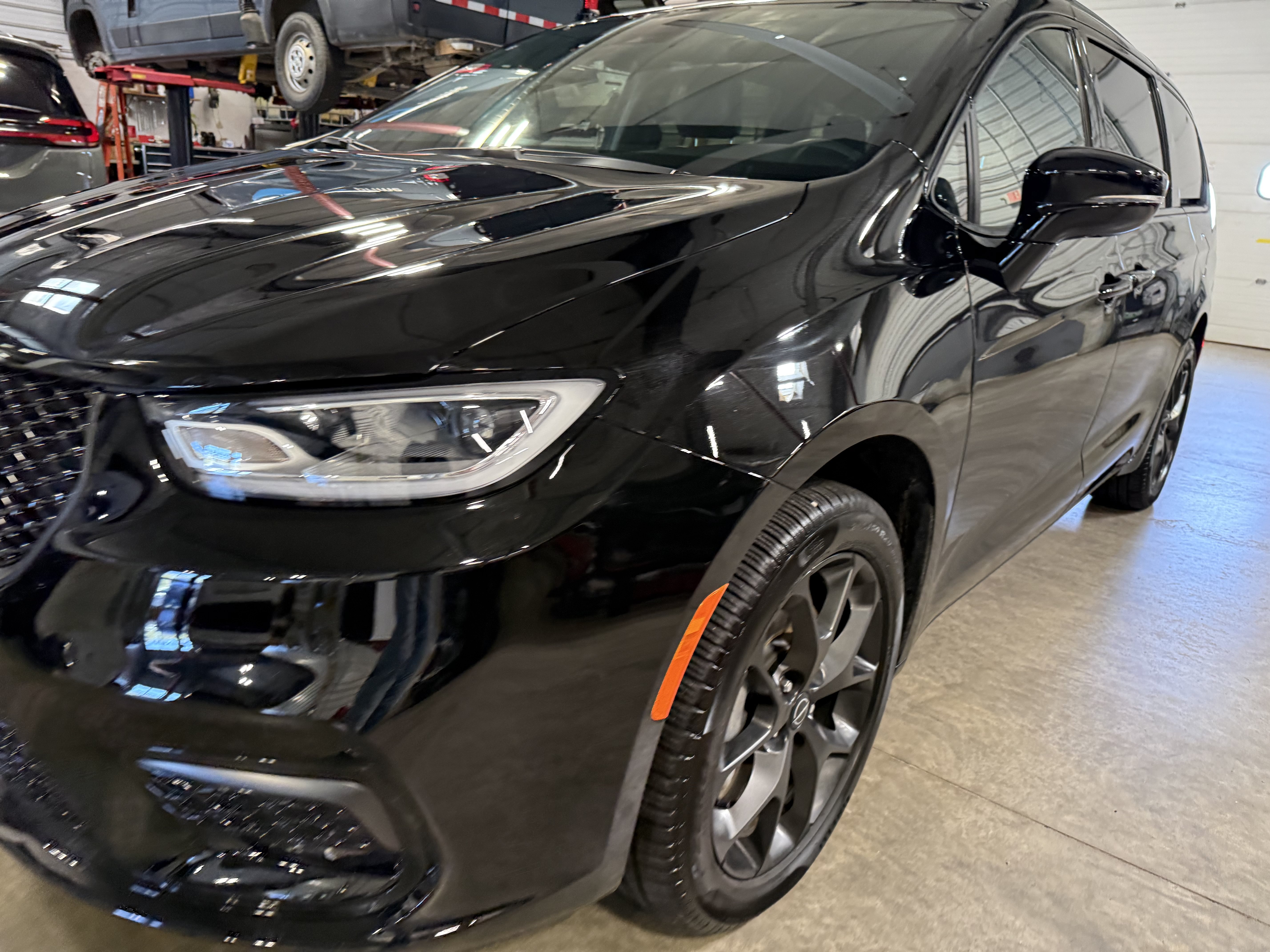 Certified 2025 Chrysler Pacifica Limited AWD/4WD image 41
