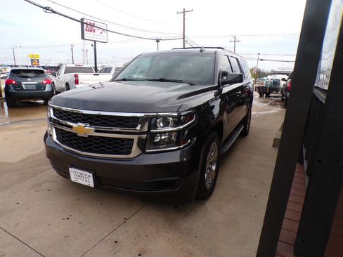 Used 2018 Chevrolet Suburban LT image 4