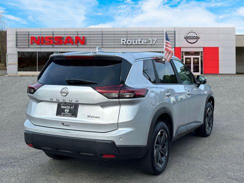 Used 2024 Nissan Rogue SV image 5