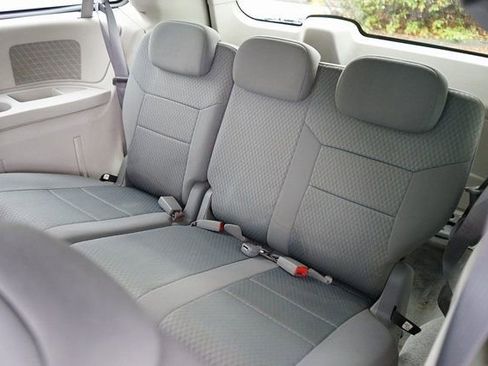 Used 2010 Chrysler Town & Country Touring image 4