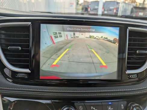 Used 2021 Chrysler Pacifica Touring-L image 15