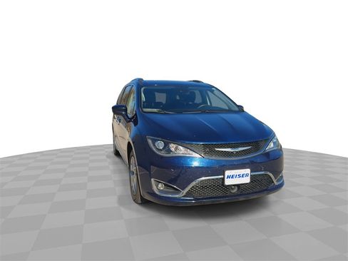 Used 2017 Chrysler Pacifica Touring-L Plus image 3