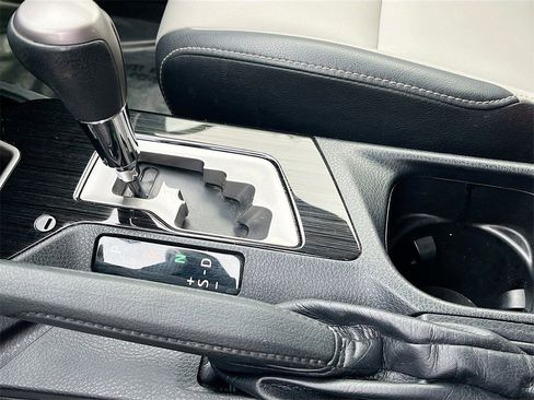 Used 2018 Toyota RAV4 Limited image 17