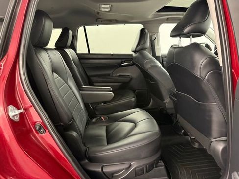 Used 2021 Toyota Highlander XLE image 13