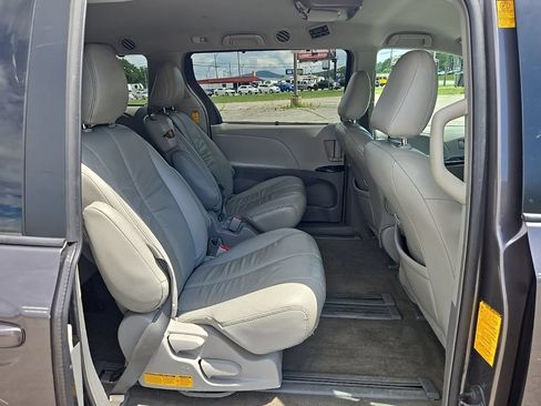 Used 2014 Toyota Sienna LE FWD image 16