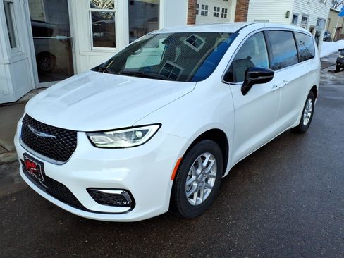 New 2026 Chrysler Pacifica Select image 2