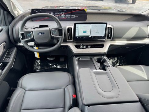 New 2025 Ford Expedition Active image 5