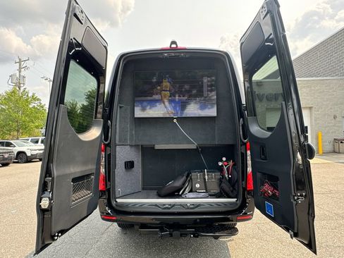 Used 2022 Mercedes-Benz Sprinter 2500 image 29