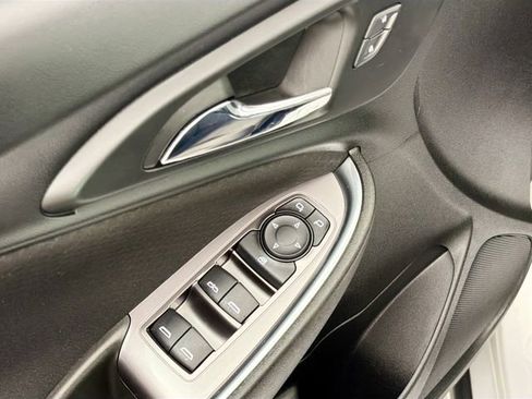 Used 2021 Chevrolet Malibu LT FWD image 17