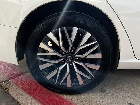 Used 2025 Nissan Altima 2.5 SV image 9