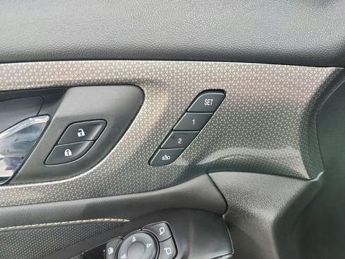 Used 2023 Chevrolet Traverse Premier image 21