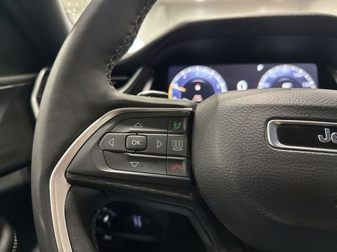 Used 2025 Jeep Grand Cherokee Altitude AWD/4WD image 17