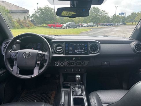 Used 2018 Toyota Tacoma TRD Off-Road AWD/4WD image 2