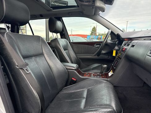 Used 2000 Mercedes-Benz E 320 4MATIC Wagon image 19