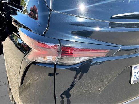 Certified 2025 Toyota Sienna LE FWD image 28